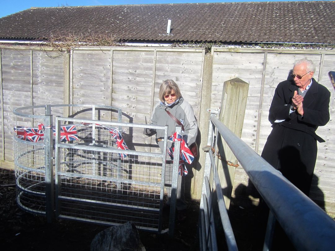 Len Hands Kissing Gate opening Ceremony Feb 2018